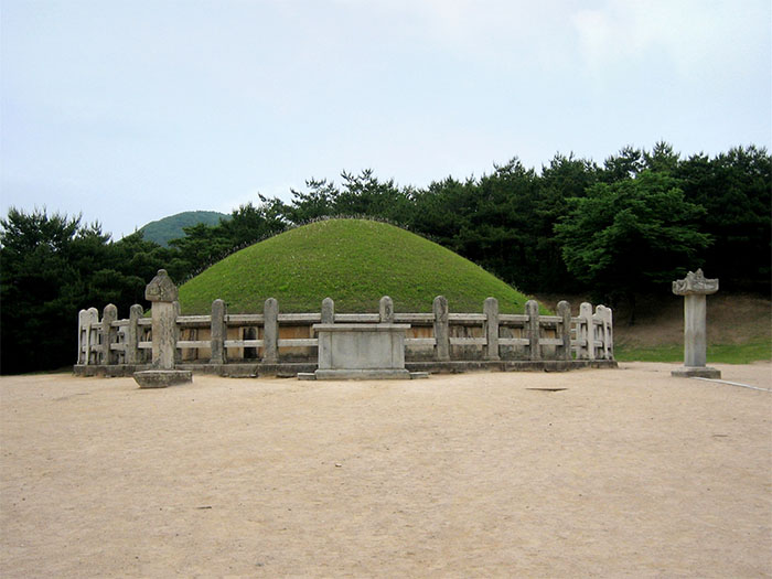 Korea-Gyeongju-Tomb_of_General_Kim_Yusin-02A_inside2.jpg