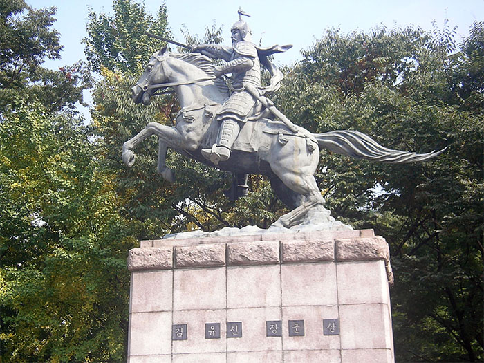 Statue_of_Kim_Yushin_inside1.jpg
