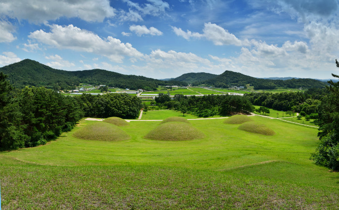 Baekje royal tombs_Buyeo.jpg