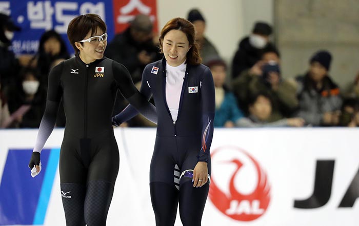 Kodaira Nao of Japan (left) and Lee Sang-hwa of Korea, who finished in firs...