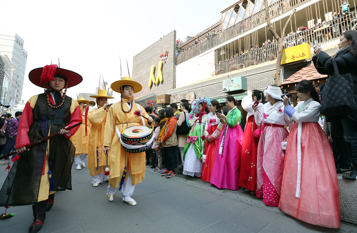 Spring_of_Insadong_Parade_03.jpg