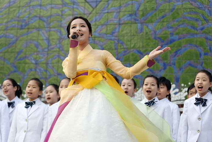 Spring_of_Insadong_Song_So_Hee.jpg