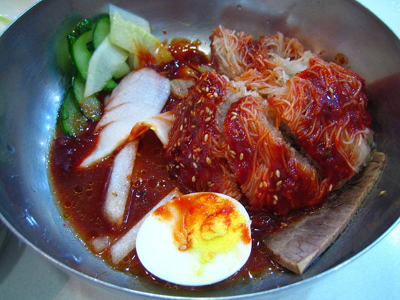 800px-Korean.food-Bibim.naengmyen-01.jpg