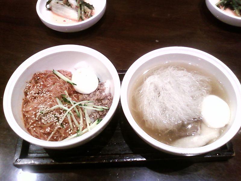 800px-Naengmyeon_by_Mins.jpg