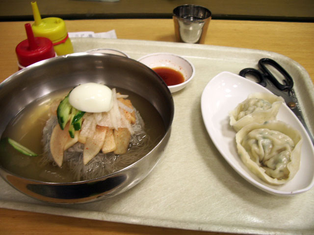 Mul_Naengmyeon_with_Mandu.JPG