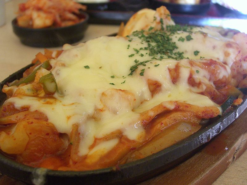 800px-Korean_snacks-Cheese_tteokbokki.jpg